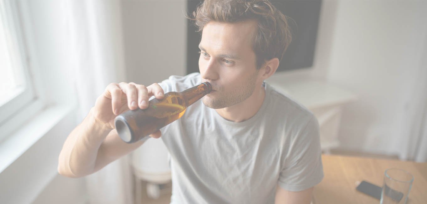 Мужчина пьет пиво